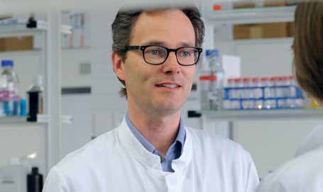 «La sclérose en plaques reste une maladie mystérieuse.» Le Professeur Tobias Derfuss est médecin-adjoint au Centre de la sclérose en plaques et de neuro-immunologie de l Hôpital universitaire de Bâle.