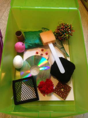 Proposer une grande boîte remplie d objets que l enfant affectionne particulièrement et qu il peut manipuler lors d une activité