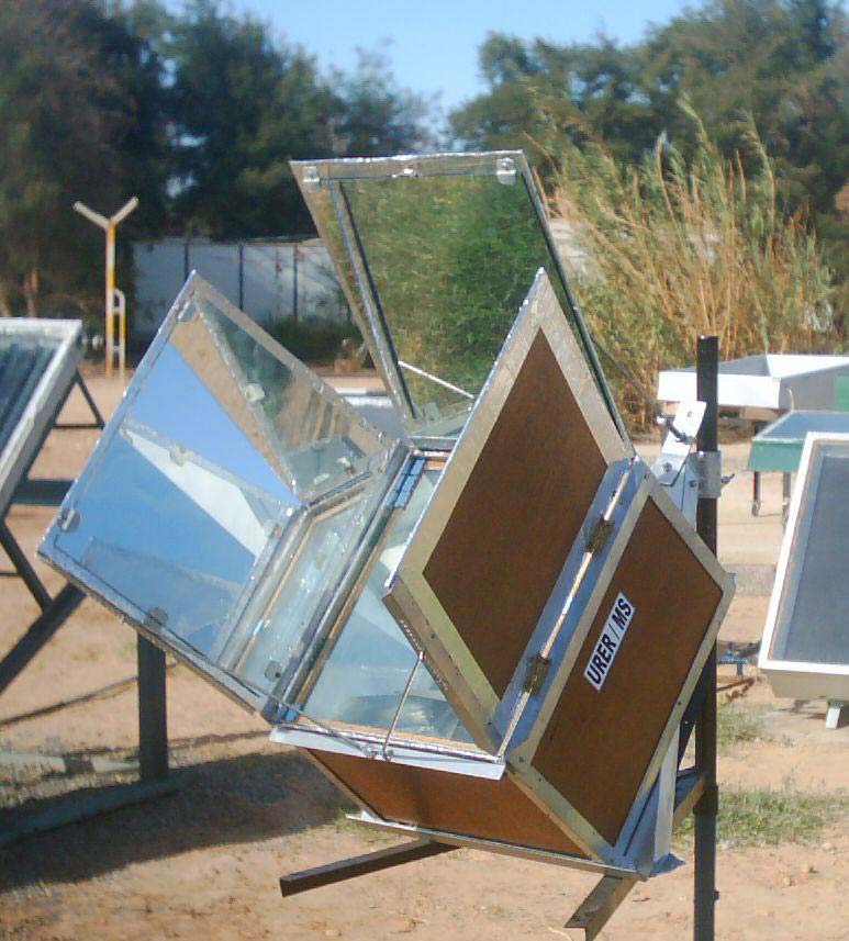 Etude expérimentale d un cuiseur solaire de type boîte à trois réflecteurs 33 Afin d atteindre des températures très élevées, il faut augmenter le rayonnement absorbé par la plaque chauffante.