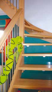 L espace entre les escaliers peut constituer un danger pour les enfants qui pourraient y accéder et risquer de tomber ou de se coincer