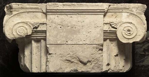 Cat. 159 Bloc de couronnement du grand ordre ionique Troisième quart du IV e siècle av. J.-C. Vestibule Pr. 3, passage vers le peristyle Palais d Aigai Calcaire H. 56 ; l. 114 ; ép.
