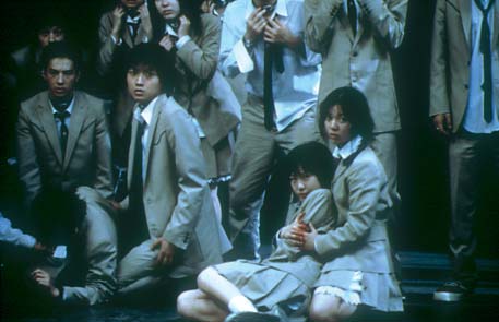Battle Royal Les Enfants invisibles 7) Dans un Japon futuriste (?), les adultes redoutent les adolescents trop enclins à la violence.