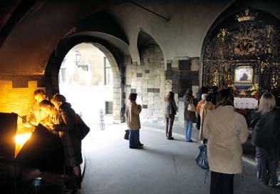 Sous la porte, une chapelle abritant une effigie de la Vierge a été aménagée autour de la peinture miraculeusement rescapée de l incendie de 1731.