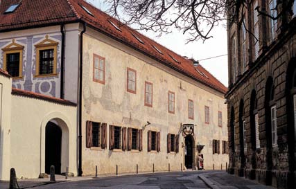 Le Musée de la ville de Zagreb Place illyrienne La Tour Popov L Éclairage public au gaz La Ville Haute et Kaptol ont conservé l éclairage public au gaz du début du XIX e siècle.