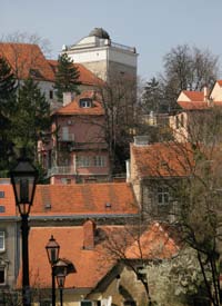 Le Musée de la ville de Zagreb se situe dans un ancien couvent rénové, l abbaye de Sainte-Claire, qui a donné son nom à la rue Opatička.