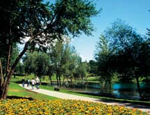 Bundek Le long de la Sava se trouve Bundek, un vaste et paisible parc de 35 hectares de verdure et de nature, à proximité du centre-ville.