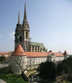 Lorsque les bâtisseurs atteignirent le clocher, la menace des invasions ottomanes à Zagreb imposa l édification de fortifications.