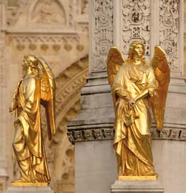 La sacristie de la cathédrale est le lieu de conservation de parchemins et d objets liturgiques en or, en argent ou en bois.