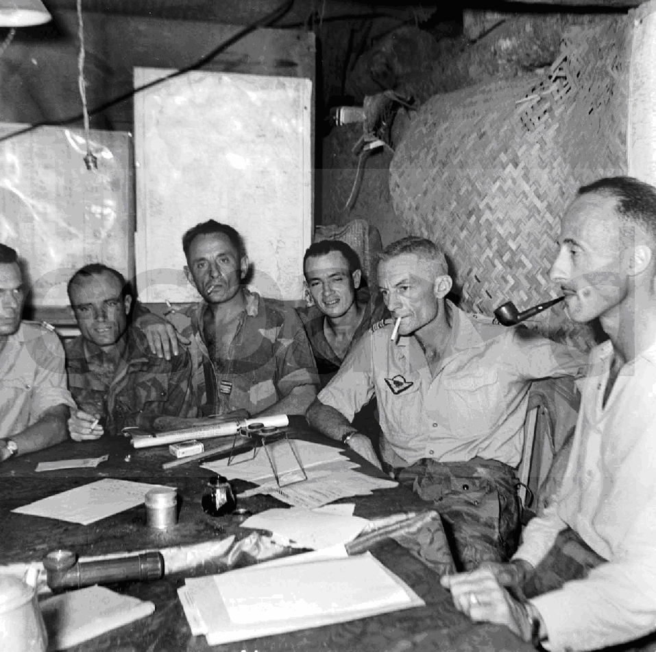 Photo n 16 / Référence : NVN 54-49 R55 Après l attaque d une position du Viêt-minh au sud de Diên Biên Phu, réunion au PC (poste de commandement) entre (de gauche à droite) le commandant Guiraud du 1