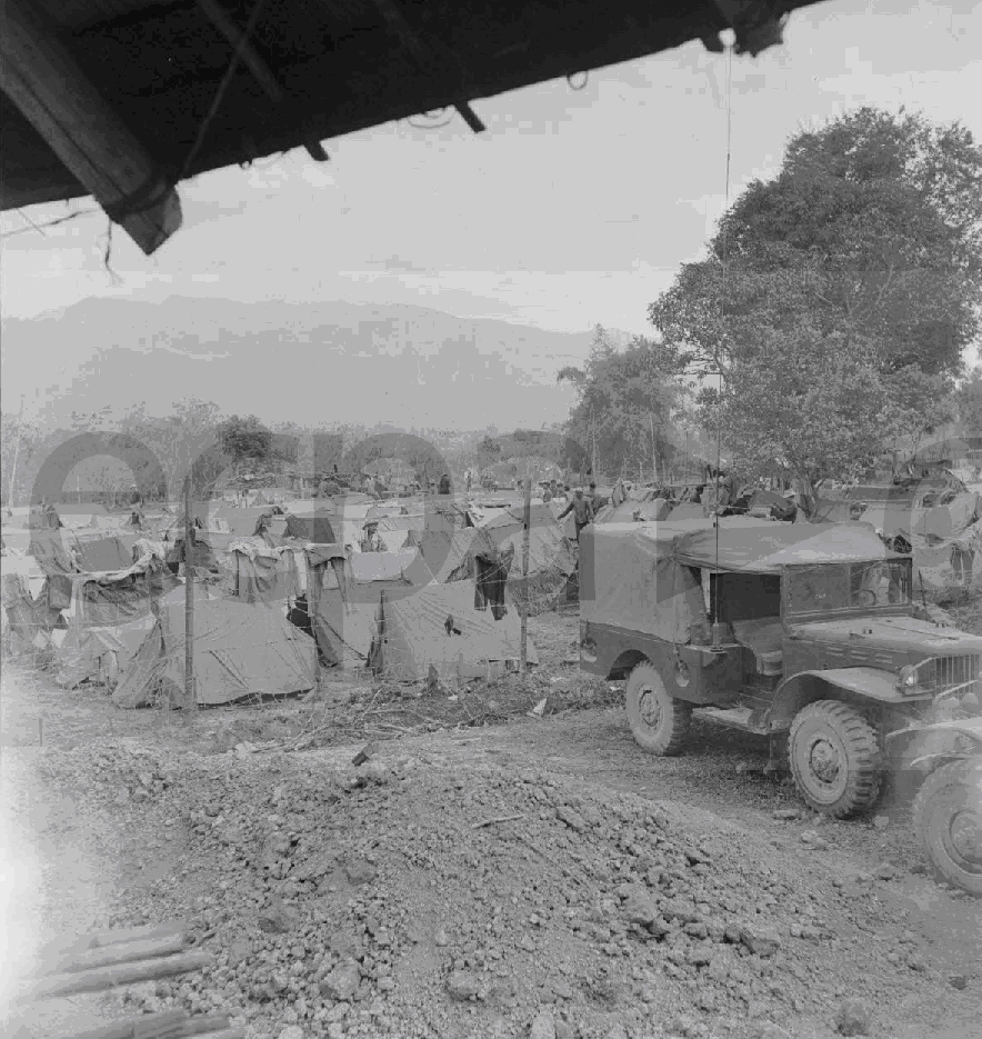 Les camps : Après une longue marche forcée vers le Nord à travers la jungle, les prisonniers français sont internés dans des camps.