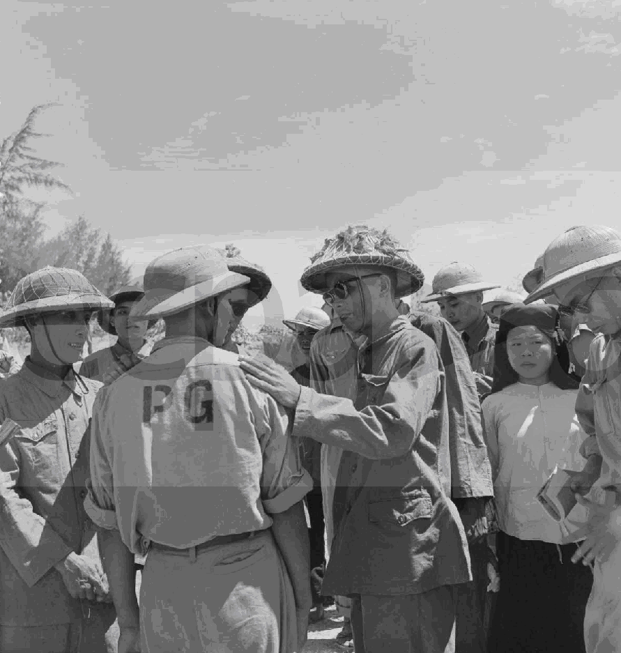 Photo n 20/ Référence : CVN 54-35 R43 Retrouvailles entre un commandant du Viêt-minh et l un de ses anciens officiers. 14 juillet 1954, photographe René Adrian.