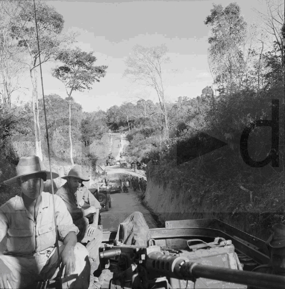 Photo n 1/ Référence : CVN 54-7 R9 Dans le cadre de l opération Atlante, les véhicules du génie progressent après le colmatage d'une coupure sur une route. 3 février 1954, photographe Jean Péraud.