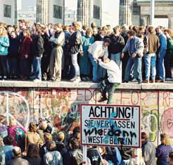 L OTAN pendant la Guerre froide OTAN La chute du Mur de Berlin 9 novembre 1989 Sue Realm La fin de la Guerre froide Pendant la Guerre froide, le rôle et l objectif de l OTAN étaient clairement
