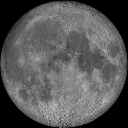 En effet, les levers et couchers de la Lune sont les moments où l'épaisseur d'atmosphère terrestre que doivent traverser les rayons lumineux provenant de notre satellite est