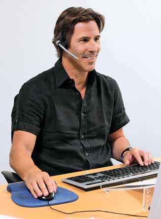 Téléphone et travail sur écran Le kit mains libres est un accessoire indispensable pour pouvoir téléphoner et se servir du clavier et de la souris en même temps (fig. 34).