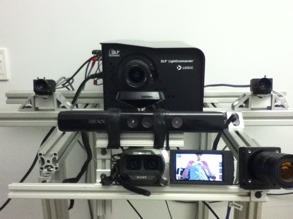 2 Montage comprenant un projecteur, une caméra stéréoscopique pour la numérisation par lumière structurée et une kinect pour de futures expériences. 3.