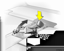Sièges, systèmes de sécurité 55 À partir du coffre, appuyer sur le bouton en haut du dossier de siège et abaisser le dossier.