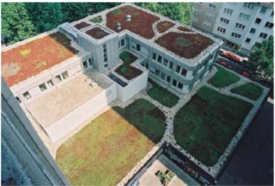 3. Avantages et inconvénients Exigences propres aux toitures vertes (depuis 1/12/2012) 2. Eviter la propagation de l incendie en surface Compartimenter les zones vertes: 1.