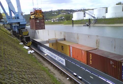 Container Service Andernach au kilomètre rhénan 613... Barge / Train / Truck Capacité de stockage 4.