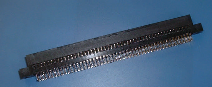 L'embase est équipée de contacts Z qui permettent de souder des fils d'un diamètre de 0,55mm maxi Utilisée en // avec le capot elle devient un connecteur de câble (les serre-câbles sont livrés avec
