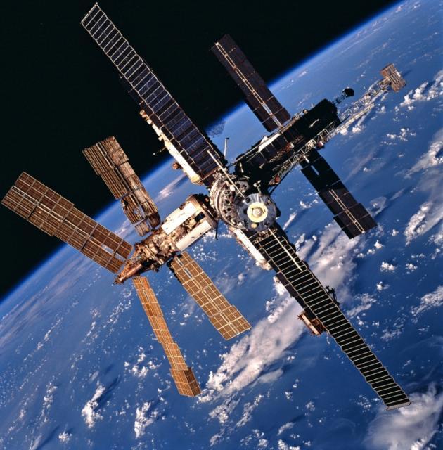 Le Spoutnik, premier satellite envoyé dans l espace par les soviétiques en 1957. Source: site histoire géographie de l académie de Lyon.
