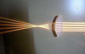Modélisation des systèmes optiques par des lentilles minces Prérequis : axiomes fondamentaux de l optique géométrique La lumière se propage en ligne droite selon des rayons lumineux orientés.