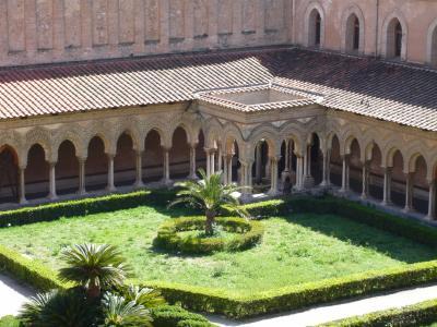 2 ème Jour : Samedi 18 Août Palerme suite Découvrez l imposant Palais des Normands en style arabo-normand, siège du Parlement Sicilien. Ce palais a été bâti par le roi normand Ruggero II.