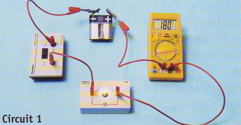 Electricité Quatrième 2015/2016 Bilan : 322 1 L'intensité d'un courant électrique se mesure avec un ampèremètre branché en série. 322 2 Un ampèremètre se branche en série.