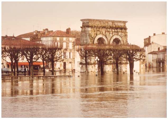 Territoire 2010 1982 Bassin versant de la Charente Fleuve de 365 km, crues impactant les principales agglomérations Estuaire soumis aux submersions marines Entrée territoriale du PAPI : BV