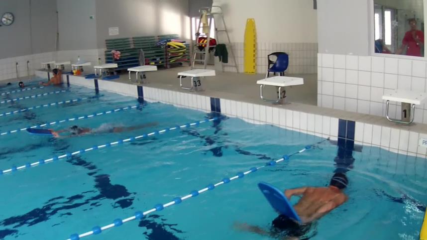 Contenus nageurs : nager vite N2 Les virages - Identifier le moment de déclenchement de la rotation repère T aux 2m - Apprendre à se grouper : enrouler le bras qui a effectué