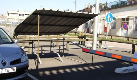 De gauche à droite : places de stationnement gratuites cours Gay-Lussac ; cours Burgeaud.