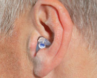 Avantages des protections auditives personnalisées adaptation parfaite grâce à la fabrication sur mesure protection optimale compréhension de la parole préservée bruits environnants perçus en toute