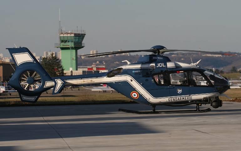 Hélicoptère EC 135 En 2011, le DAG de Chamonix a effectué 646 heures de vol, réalisé 712 missions, secouru 901 personnes et 2034 hélitreuillages.