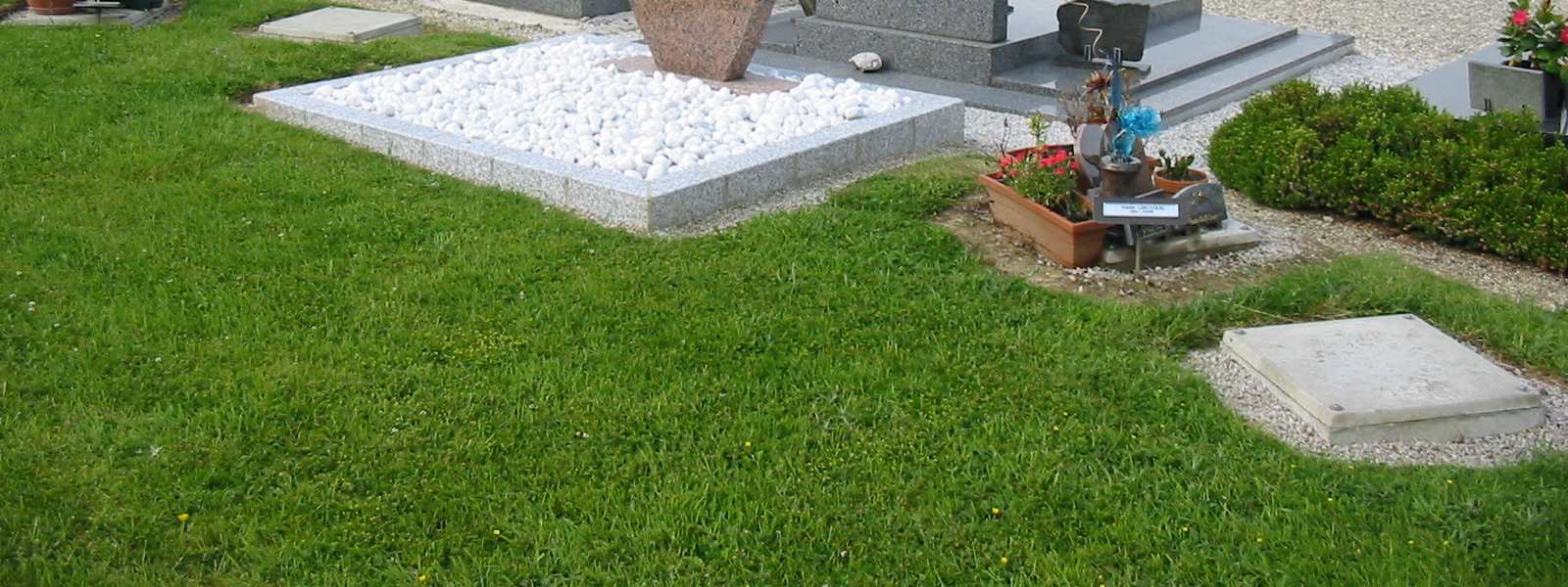 Le cimetière de Canisy est récent. Il ne subsiste rien de l ancien lieu de sépulture.