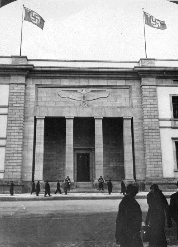 L entrée monumentale de la chancellerie, janvier 1939 La façade de la nouvelle chancellerie était caractérisée par la