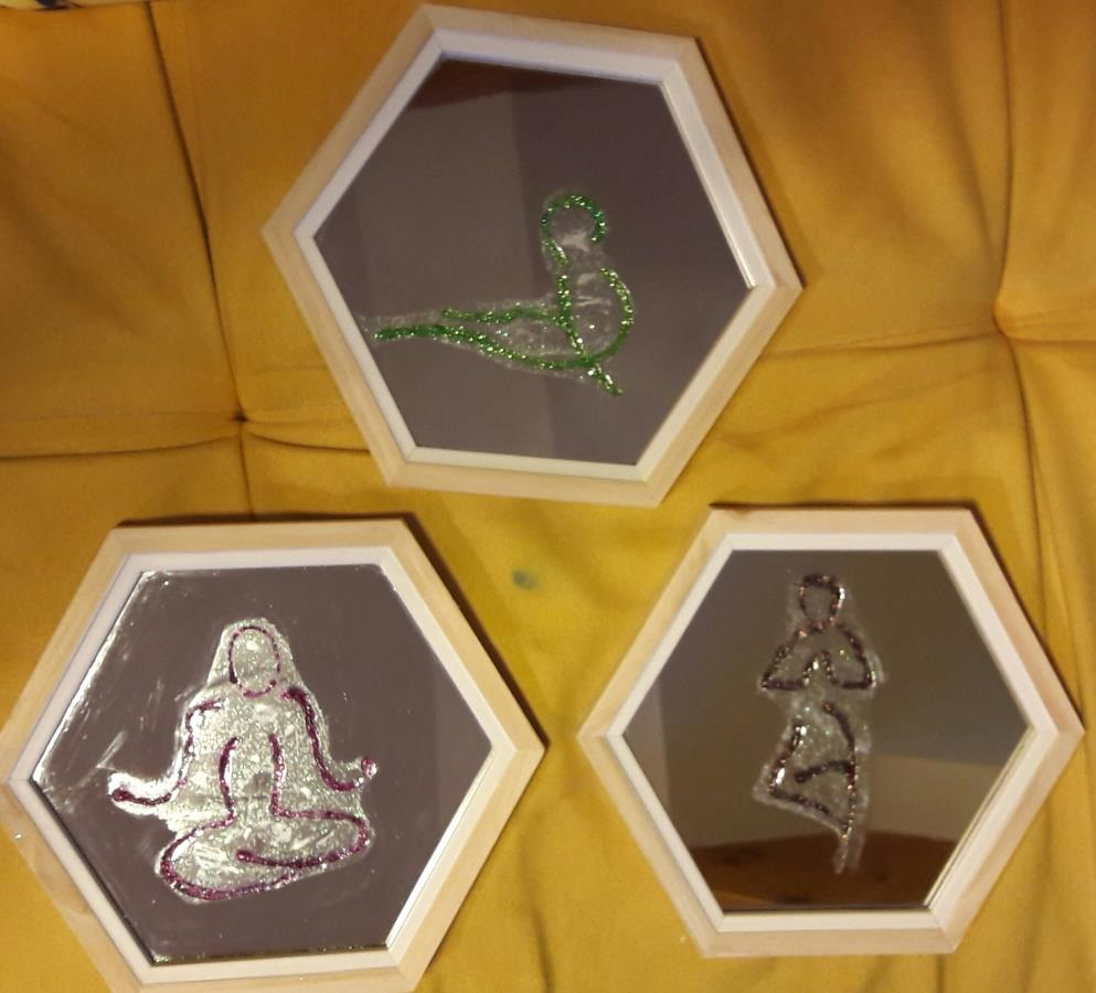 (30 x 30) 50 euros POSTURES de YOGA Triptyque sur miroirs hexagonaux pour ancrage,