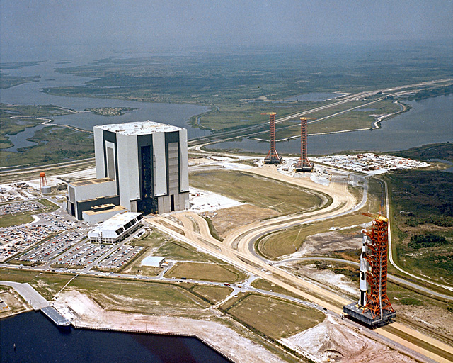 SATURN 5 DECROCHE LA LUNE 45 t 2 800 t Conçue par l Allemand Wernher von Braun (1912-1977), la fusée lunaire Saturn 5 construite aux Etats-Unis dans les années 60 est la fusée la plus puissante du