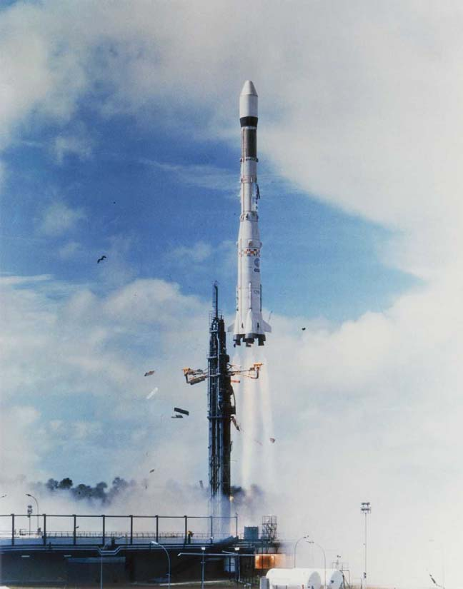 L AVENTURE ARIANE 1,6 t 210 t Décidé en 1973, le programme Ariane doit assurer à l Europe son autonomie en matière de lancement de satellites.
