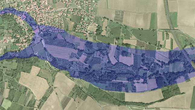 Commune de Tallende Cartographie : BCEOM ; Fond de carte : IGN BDORTHO 2004 1 2 3 4 5 La traversée du village est marquée par une artificialisation importante du cours d eau.