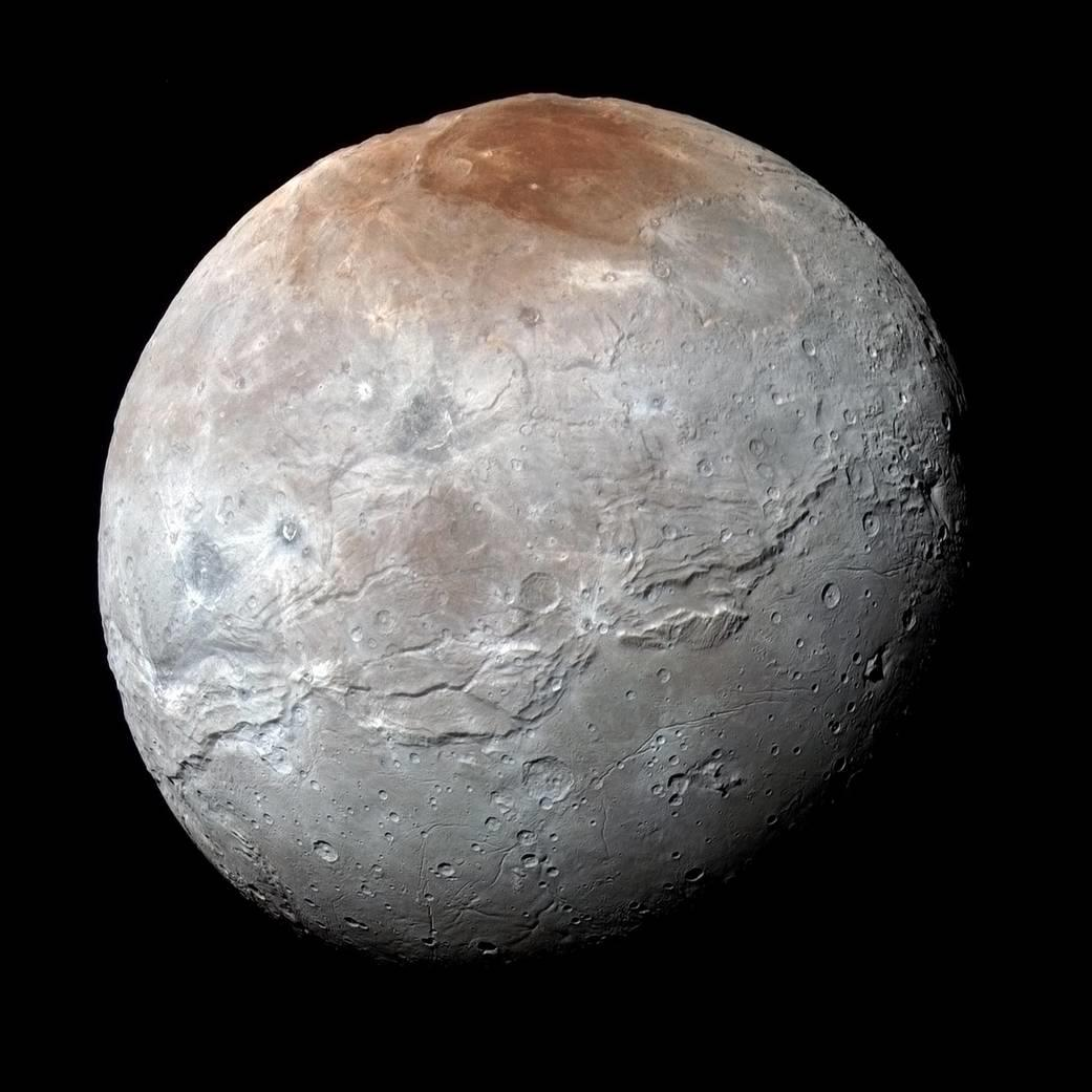 Charon en fausse couleur. Image composite IR, R et B. Résolution de 2,9 km par pixel.