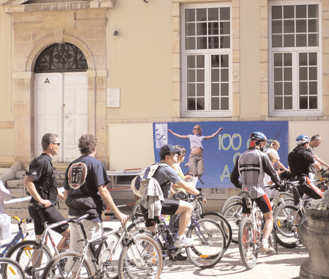 Vélo Tour L édition 2008 du déjà célèbre Vélotour est passée par le Lycée Les Arcades.