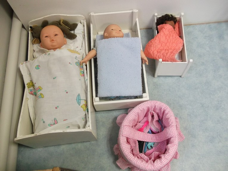 ESPACE POUPEE Pendant cette période, les enfants pourront à plusieurs reprises laver des poupées : En atelier de langage avec la présence de la maîtresse Sous la surveillance de l ATSEM En autonomie,