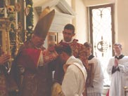 Ci-contre : offrande du Saint Sacrifice de la Messe.