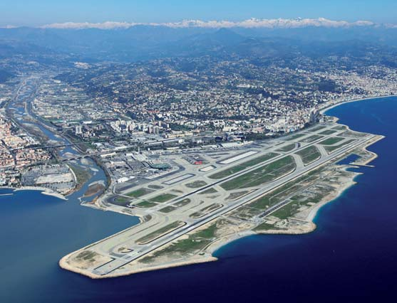 AÉROPORT NICE CÔTE D AZUR AÉROPORT NICE CÔTE D AZUR Situé à proximité immédiate du centre ville et bénéficiant d'une position centrale, l Aéroport Nice Côte d Azur est la porte d'entrée majeure de la