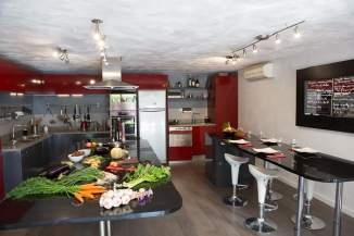 L atelier L atelier se compose de plusieurs espaces: la cuisine, moderne, équipée pour les particuliers, chaque participant élabore les recettes du jour avec un