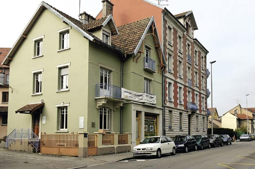 Vie associative La Maison départementale un accueil, des Située au numéro 23 de la rue de Mulhouse, la Maison départementale des femmes «Louise Weiss» regroupe quatre associations destinées aux