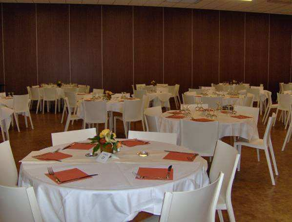 Pour les déjeuners: (For sitting lunches) Mise à disposition d un espace équipé de chaises et tables rondes.
