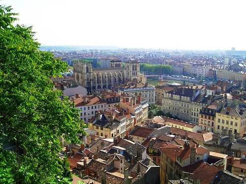 LYON Lyon est une ville française située dans le sudest de la France, au confluent du Rhône et de la Saône; Lyon est en position de carrefour géographique, au nord du couloir naturel de la vallée du