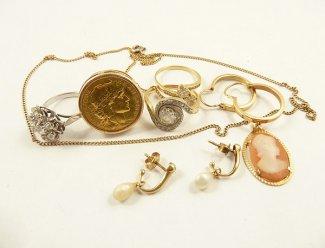 1 Lot d'or Estimation : 550 / 700 Euros Adjugé(e) : 660 Euros Lot d'or : 4 bagues, collier, 2 paires de boucles d'oreilles, pendentif.