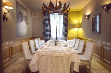 Notre charmant salon privé, pouvant accueillir jusqu a 12 personnes vous offre le privilège d être à l écart du Restaurant pour des évènements plus privés.